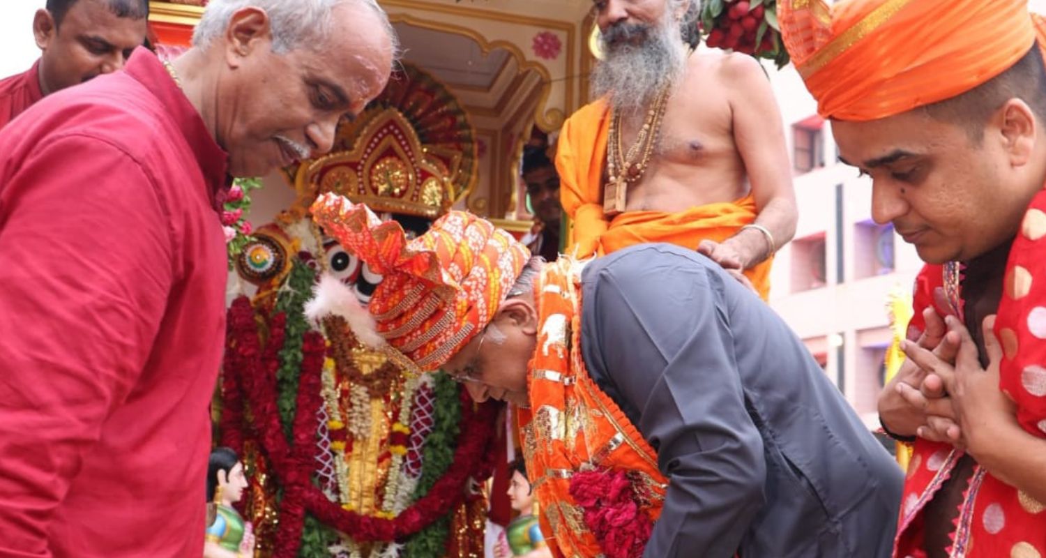 Gujarat CM Bhupendra Patel offers prayers on the occasion of Rath Yatra. 